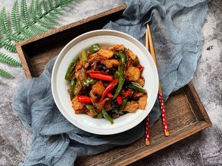 14、农家小炒肉,装盘开吃