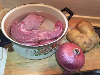 1、洋葱土豆炖牛肉高汤,牛肉两斤。土豆两个,洋葱半个。牛肉买来冷水泡30分钟去血水。