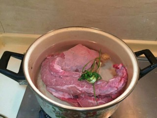 2、洋葱土豆炖牛肉高汤,丢人一个葱节半个酱