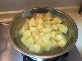 4、洋葱土豆炖牛肉高汤,泡冷水待用。