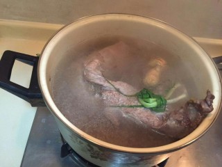 5、洋葱土豆炖牛肉高汤,大火烧开。煮一分钟。