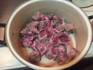 6、洋葱土豆炖牛肉高汤,然后把水到掉,把肉表面的脏东西洗掉。切成小块,