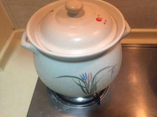 8、洋葱土豆炖牛肉高汤,在在大火煮开。