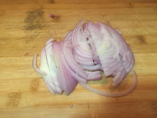 9、洋葱土豆炖牛肉高汤,半个洋葱切片