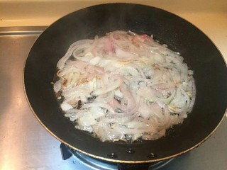 11、洋葱土豆炖牛肉高汤,洋葱炒到有香味