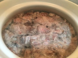 12、洋葱土豆炖牛肉高汤,大火煮开后牛肉还是会出很多肉沫