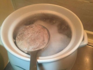 13、洋葱土豆炖牛肉高汤,用勺子撇去丢掉。