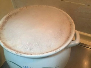 14、洋葱土豆炖牛肉高汤,继续煮会出更多肉沫这些是垃圾,继续撇去丢掉。