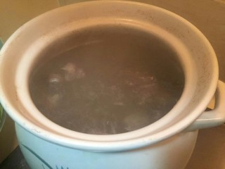 15、洋葱土豆炖牛肉高汤,等把垃圾全部撇清以后汤就清了。