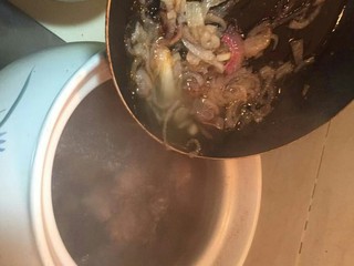 16、洋葱土豆炖牛肉高汤,把刚刚炒好的洋葱放进砂锅中。