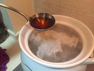 17、洋葱土豆炖牛肉高汤,放入一勺料酒。