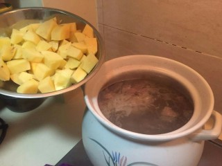 19、洋葱土豆炖牛肉高汤,倒入切好的土豆块