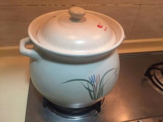 20、洋葱土豆炖牛肉高汤,盖上砂锅盖,小火闷六个小时。