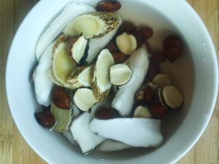 2、药膳养生鸡汤,准备好药材冲洗干净