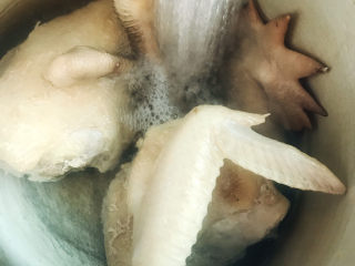 3、药膳养生鸡汤,冲洗干净