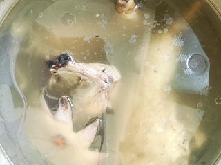 7、药膳养生鸡汤,大火烧开后转中小火炖1小时，放盐再炖10分钟