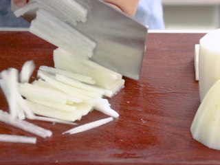 2、煎蛋萝卜汤,白萝卜去皮，切丝