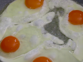 3、煎蛋萝卜汤,起锅刷油，小火煎三个鸡蛋