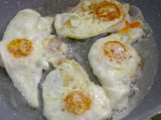 4、煎蛋萝卜汤,七分熟即可