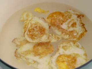 5、煎蛋萝卜汤,加入滚开水加热炖煮