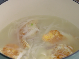 6、煎蛋萝卜汤,然后加入萝卜丝，炖5分钟左右