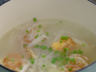 7、煎蛋萝卜汤,炖好后加半勺盐，少许胡椒粉搅拌均匀