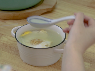 8、煎蛋萝卜汤,最后撒上葱花，超级鲜美哦