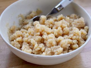 1、糖酥饼,2.将烤好的面粉倒入小碗,加入80克白糖和30克热油,拌均成糖酥饼的馅料。