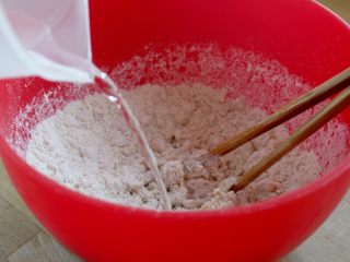 2、糖酥饼,3.和油皮:将面粉200克和油20克放入大碗中,缓慢注入热水120克,并不断搅拌。