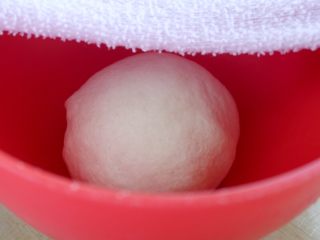 3、糖酥饼,4.和成光滑柔软的面团,盖上湿布,醒30分钟。