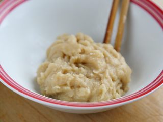 4、糖酥饼,5.和油酥:将面粉100克和油50克搅拌均即可。