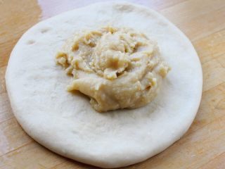 5、糖酥饼,6.将油皮擀开,油酥放在油皮中间。