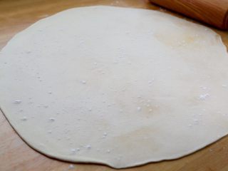 7、糖酥饼,8. 擀成大片。