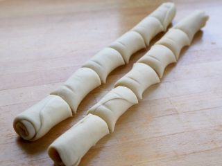 8、糖酥饼,9.卷起,并分割成若干等份。