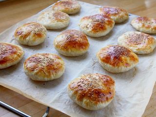 11、糖酥饼,12.入烤箱220度,约烤12分钟至上色鼓起取出。