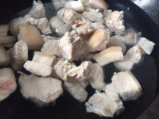 1、超级简单好吃的红烧肉,五花肉冷水下锅沸水去腥