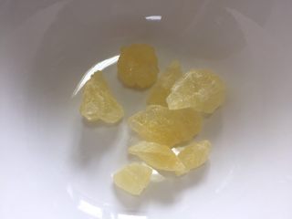 2、超级简单好吃的红烧肉,准备适量的黄冰糖,不可太少,这是成品颜色漂亮的关键品