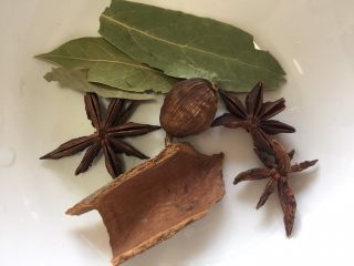 3、超级简单好吃的红烧肉,准备大料