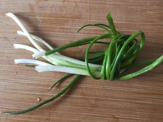 5、超级简单好吃的红烧肉,准备葱,不用切小,最后要扔掉