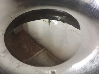 6、超级简单好吃的红烧肉,锅里放油