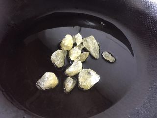 7、超级简单好吃的红烧肉,加入冰糖,开小火