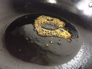 8、超级简单好吃的红烧肉,冰糖炒至深色,由大泡变小泡就可以了,不要炒太老会发苦,炒太嫩颜色会不好看