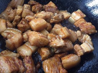 9、超级简单好吃的红烧肉,倒入五花肉翻炒均匀