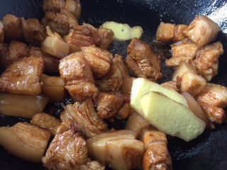 10、超级简单好吃的红烧肉,加入生姜和料酒