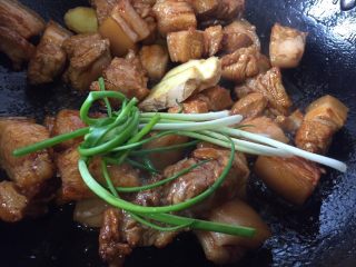 11、超级简单好吃的红烧肉,加入大料和葱