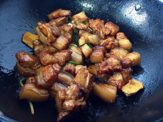 12、超级简单好吃的红烧肉,炒制五花肉没有水份,这时肉的颜色已经很漂亮了