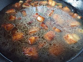 13、超级简单好吃的红烧肉,加入没过肉的水,这样炒过的肉遇水是不会掉色的