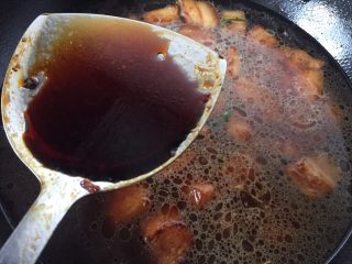 14、超级简单好吃的红烧肉,加入适量生抽