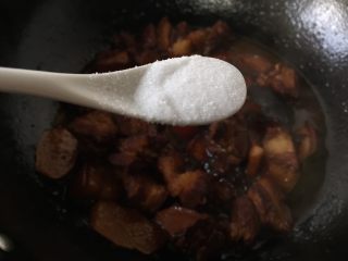 15、超级简单好吃的红烧肉,汤块干了加入适量的盐