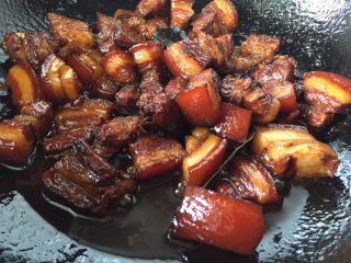 17、超级简单好吃的红烧肉,迅速翻炒五花肉至汤汁浓稠即可关火